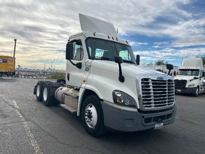 Freightliner Cascadia 125 Day Cab Truck - 435HP, 12 Speed Automatic
