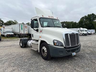 Freightliner Cascadia 125 Single Axle Day Cab Truck - 410HP, 10 Speed Manual