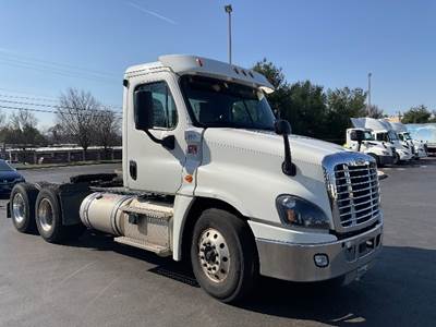 Freightliner Cascadia 125 Day Cab Truck - 450HP, 12 Speed Automatic