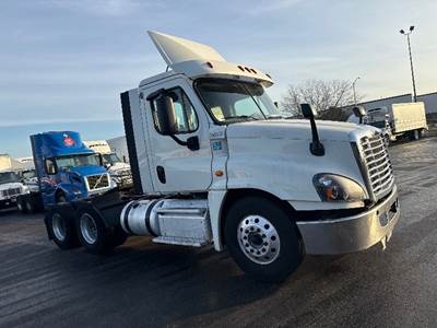 Freightliner Cascadia 125 Day Cab Truck - 455HP, 12 Speed Automatic