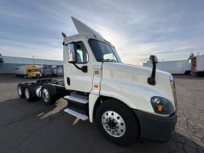 Freightliner Cascadia 125 Day Cab Truck - 475HP, 10 Speed Manual