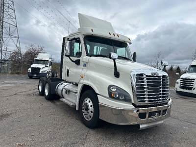 Freightliner Cascadia 125 Day Cab Truck - 435HP, 12 Speed Automatic