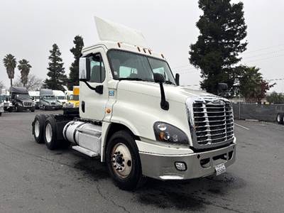 Freightliner Cascadia 125 Day Cab Truck - 450HP, 12 Speed Automatic