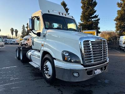 Freightliner Cascadia 125 Day Cab Truck - 450HP, 12 Speed Automatic