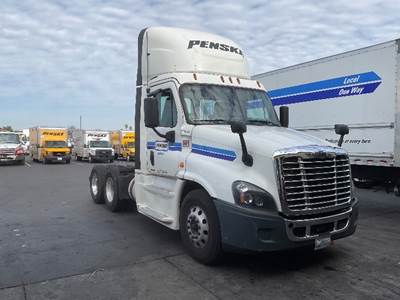 Freightliner Cascadia 125 Day Cab Truck - 455HP, 12 Speed Automatic