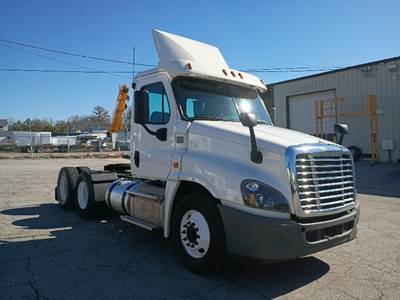 Freightliner Cascadia 125 Day Cab Truck - 435HP, 10 Speed Manual