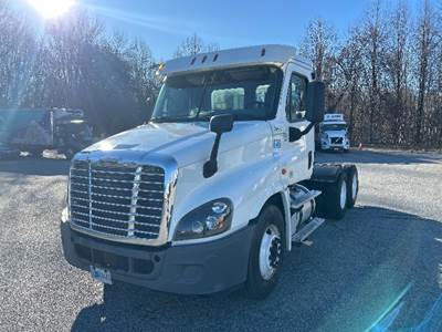 Freightliner Cascadia 125 Day Cab Truck - 455HP, 12 Speed Automatic