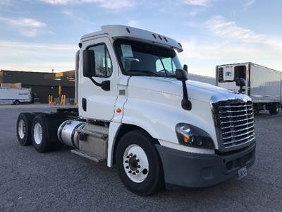 Freightliner Cascadia 125 Day Cab Truck - 455HP, 12 Speed Automatic