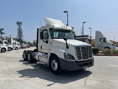 Freightliner Cascadia 125 Day Cab Truck - 435HP, 12 Speed Automatic