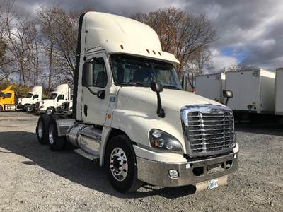 Freightliner Cascadia 125 Day Cab Truck - 435HP, 12 Speed Automatic