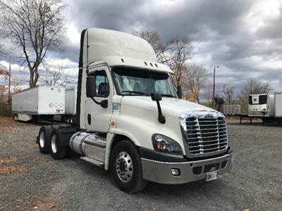 Freightliner Cascadia 125 Day Cab Truck - 435HP, 12 Speed Automatic