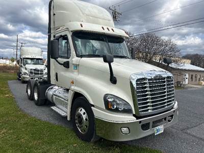 Freightliner Cascadia 125 Day Cab Truck - 435HP, 12 Speed Automatic