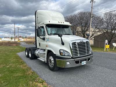 Freightliner Cascadia 125 Day Cab Truck - 435HP, 12 Speed Automatic