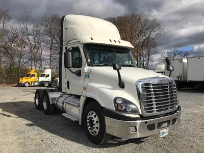 Freightliner Cascadia 125 Day Cab Truck - 435HP, 12 Speed Automatic