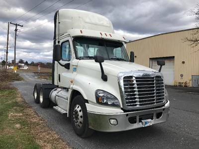 Freightliner Cascadia 125 Day Cab Truck - 435HP, 12 Speed Automatic
