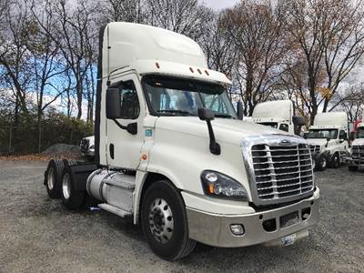 Freightliner Cascadia 125 Day Cab Truck - 435HP, 12 Speed Automatic
