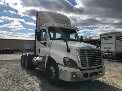 Freightliner Cascadia 125 Day Cab Truck - 435HP, 12 Speed Automatic