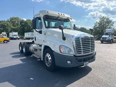 Freightliner Cascadia 125 Day Cab Truck - 450HP, 12 Speed Automatic