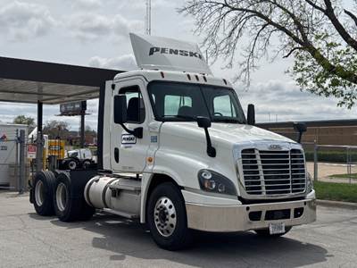 Freightliner Cascadia 125 Day Cab Truck - 450HP, 12 Speed Automatic