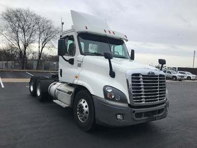 Freightliner Cascadia 125 Day Cab Truck - 435HP, 10 Speed Manual