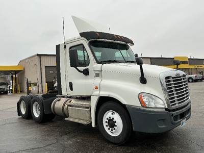 Freightliner Cascadia 125 Day Cab Truck - 455HP, 12 Speed Automatic