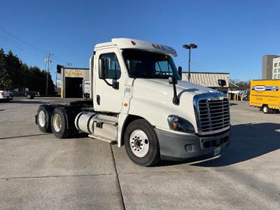 Freightliner Cascadia 125 Day Cab Truck - 455HP, 12 Speed Automatic