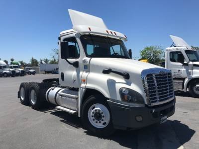 Freightliner Cascadia 125 Day Cab Truck - 435HP, 12 Speed Automatic