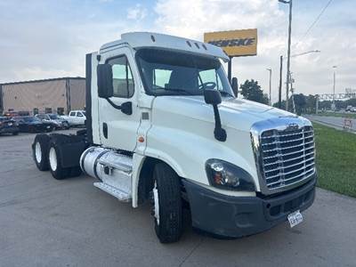 Freightliner Cascadia 125 Day Cab Truck - 435HP, 10 Speed Manual
