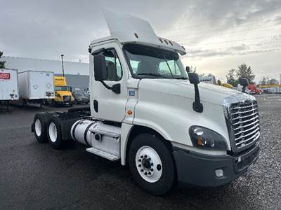 Freightliner Cascadia 125 Day Cab Truck - 455HP, 12 Speed Automatic