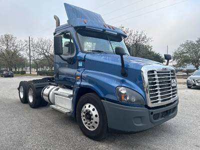 Freightliner Cascadia 125 Day Cab Truck - 455HP, 10 Speed Manual
