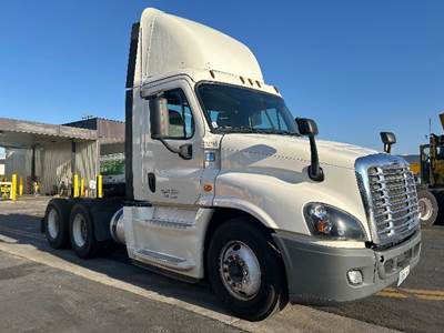 Freightliner Cascadia 125 Day Cab Truck - 435HP, 12 Speed Automatic