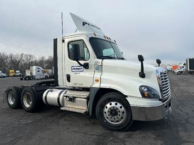 Freightliner Cascadia 125 Day Cab Truck - 450HP, 12 Speed Automatic