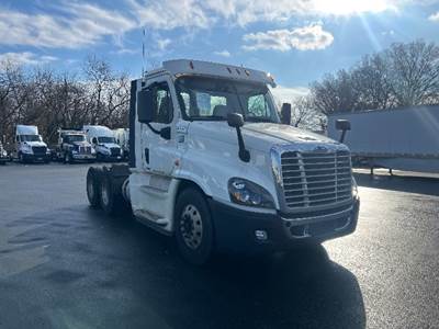 Freightliner Cascadia 125 Day Cab Truck - 450HP, 12 Speed Automatic