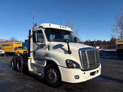 Freightliner Cascadia 125 Day Cab Truck - 450HP, 12 Speed Automatic