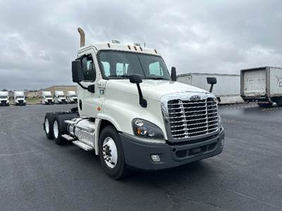 Freightliner Cascadia 125 Day Cab Truck - Cummins 450HP, 10 Speed Manual