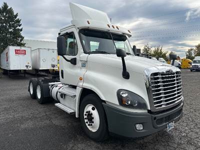 Freightliner Cascadia 125 Day Cab Truck - 455HP, 10 Speed Manual