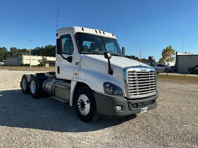 Freightliner Cascadia 125 Day Cab Truck - 435HP, 12 Speed Automatic