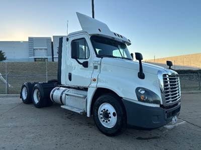 Freightliner Cascadia 125 Day Cab Truck - 435HP, 12 Speed Automatic