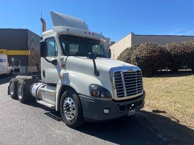 Freightliner Cascadia 125 Day Cab Truck - 435HP, 10 Speed Manual