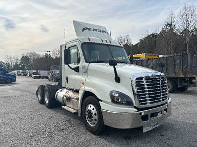 Freightliner Cascadia 125 Day Cab Truck - 450HP, 12 Speed Automatic