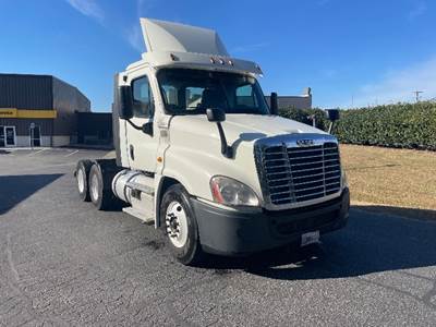 Freightliner Cascadia 125 Day Cab Truck - 435HP, 12 Speed Automatic