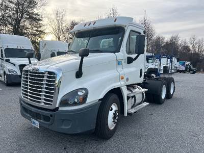 Freightliner Cascadia 125 Day Cab Truck - 455HP, 12 Speed Automatic