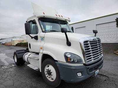 Freightliner Cascadia 125 Single Axle Day Cab Truck - 435HP, 10 Speed Manual