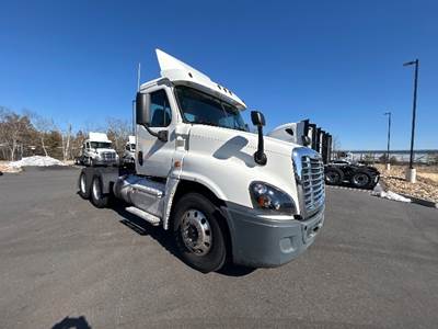 Freightliner Cascadia 125 Day Cab Truck - 435HP, 10 Speed Manual