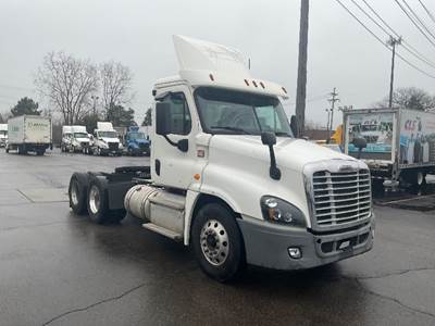 Freightliner Cascadia 125 Day Cab Truck - 455HP, 10 Speed Manual