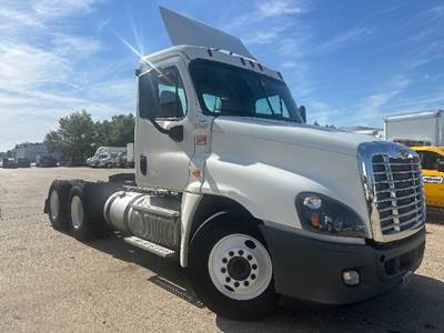 Freightliner Cascadia 125 Day Cab Truck - 435HP, 10 Speed Manual