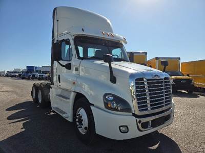 Freightliner Cascadia 125 Day Cab Truck - 450HP, 12 Speed Automatic