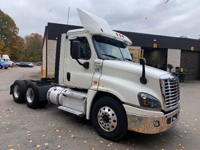 Freightliner Cascadia 125 Day Cab Truck - 455HP, 10 Speed Manual