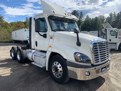 Freightliner Cascadia 125 Day Cab Truck - 455HP, 10 Speed Manual