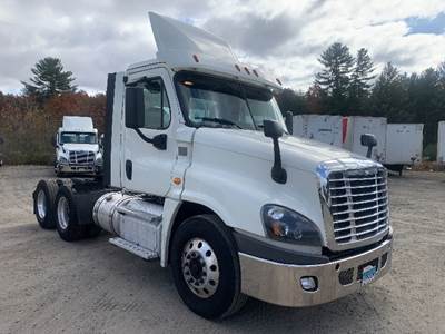 Freightliner Cascadia 125 Day Cab Truck - 455HP, 10 Speed Manual
